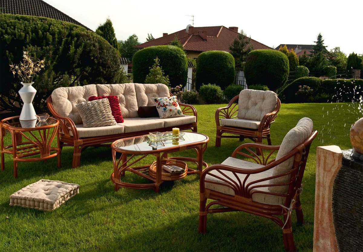 The String Effect in Garden Furniture